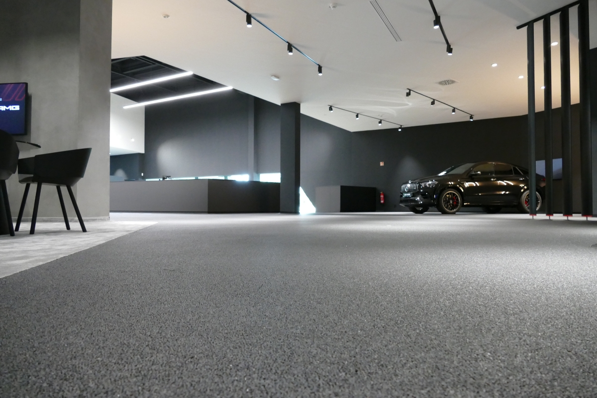 Blick auf den Boden des AMG Performance Centers in Essen, dessen Estrich 2022 mit dem Schnellzement MC-Floor TurboCem hergestellt wurde.